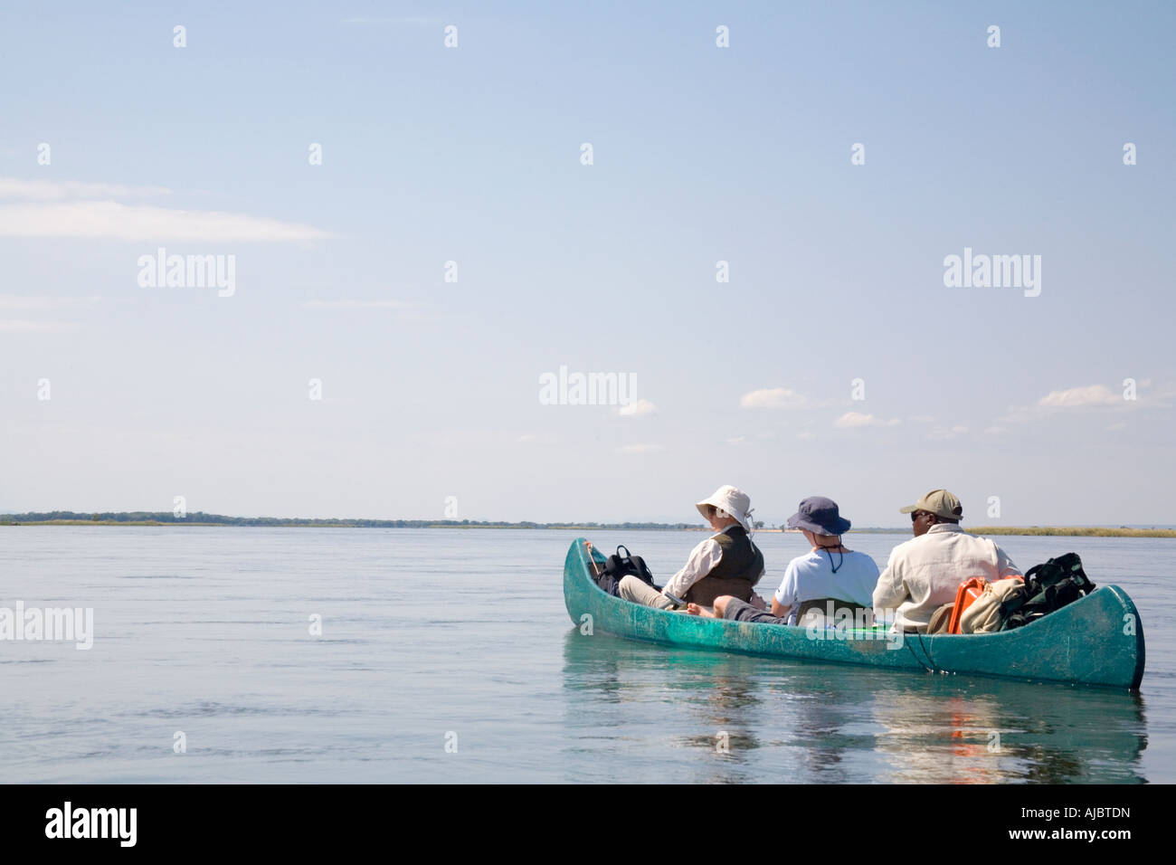 I turisti in canoa sul fiume Zambesi Foto Stock