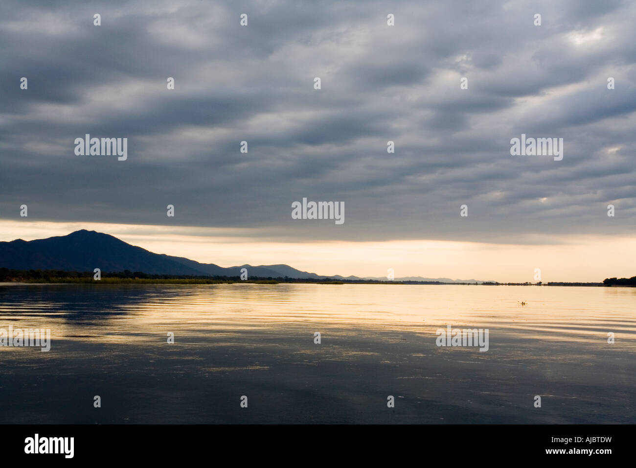 La scena del tramonto oltre il fiume Zambesi Foto Stock