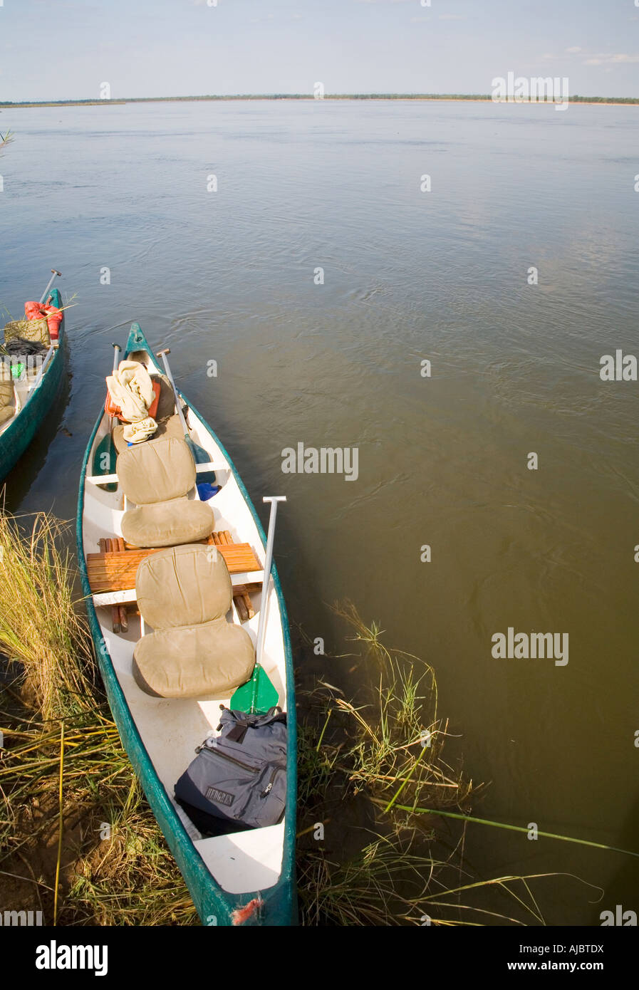 Angolo di Alta Vista di una canoa sul fiume Zambesi Foto Stock
