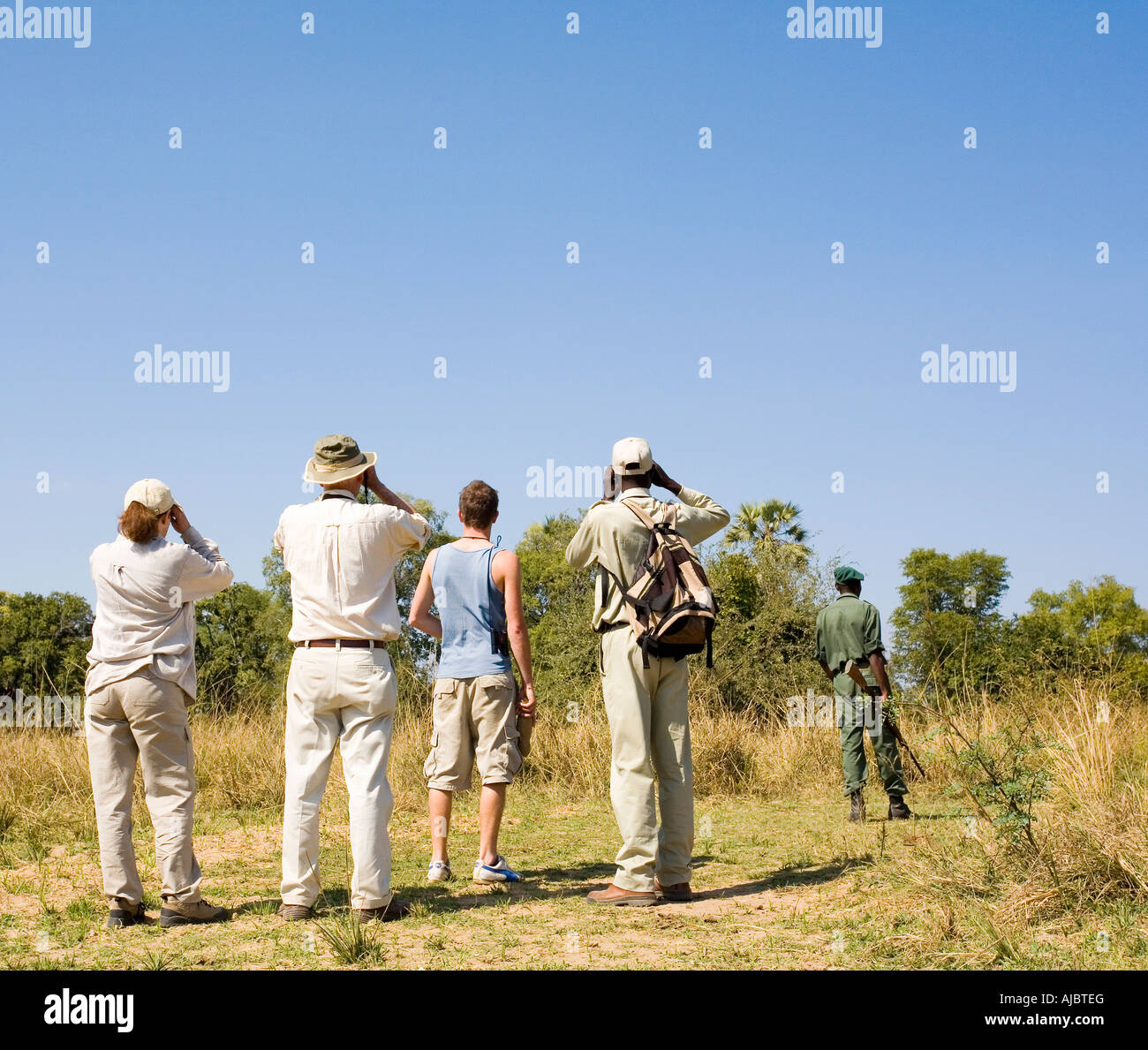 I turisti in un gioco di safari a piedi Birdwatching Foto Stock