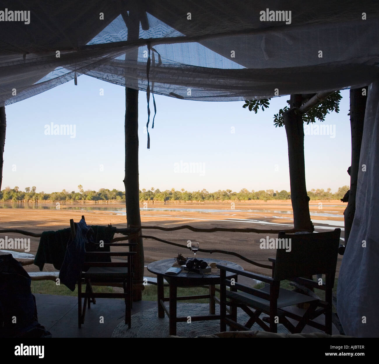 Vista del Luangwa Riverbed dal Lodge Accommodation Foto Stock