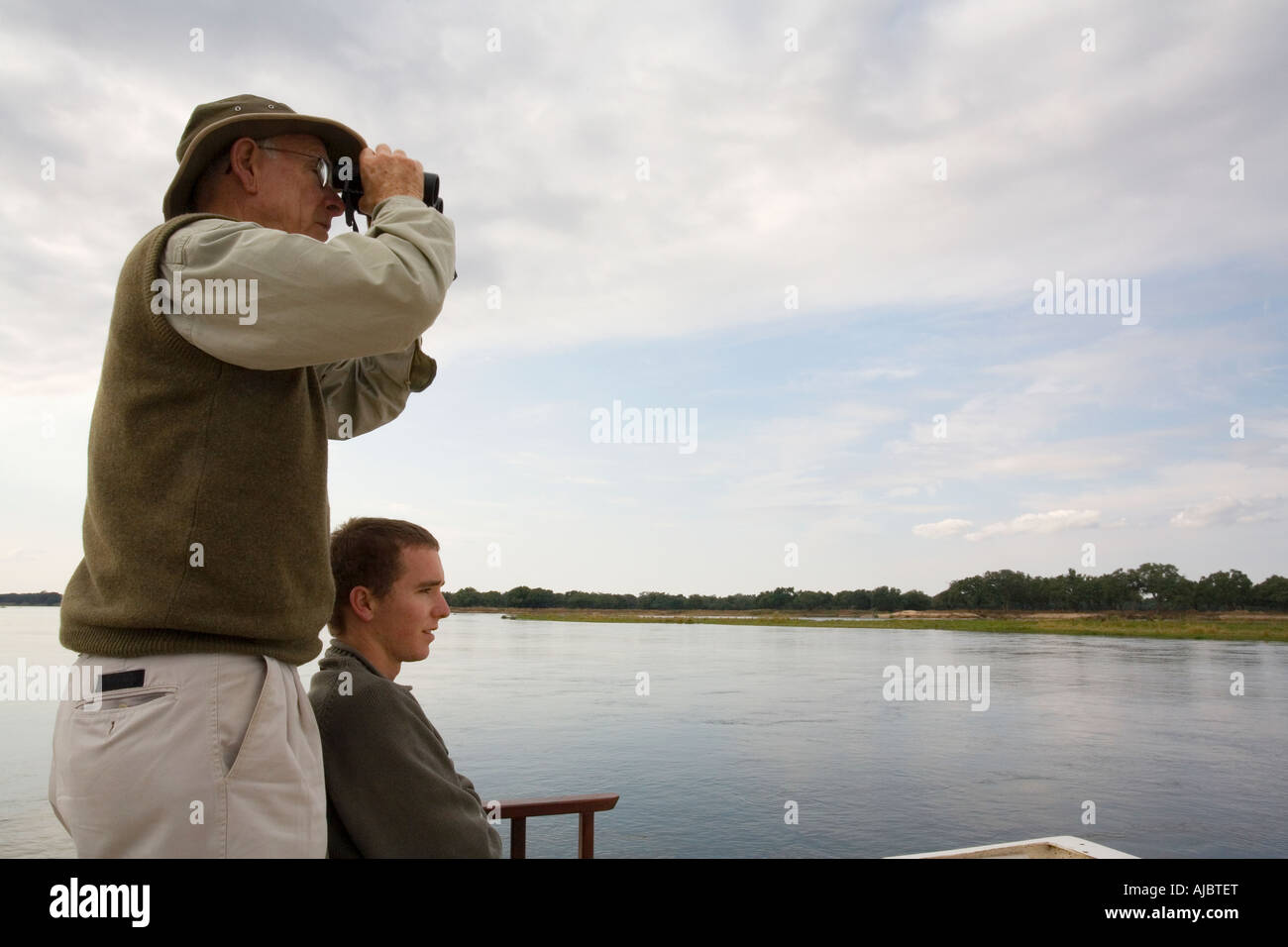 Padre e Figlio di visione di gioco sul fiume Zambesi Foto Stock