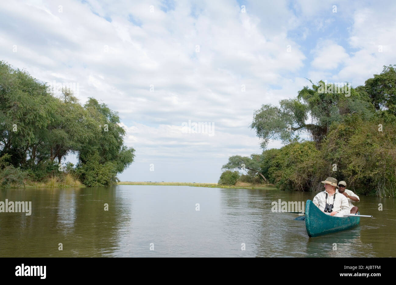 Uomo maturo in canoa sul fiume Zambesi Foto Stock