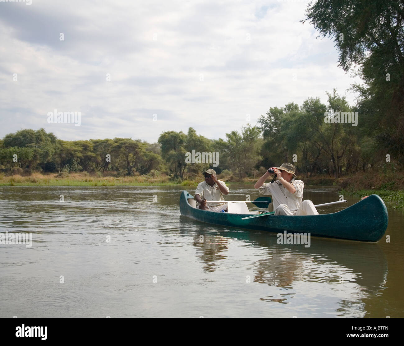 Uomo maturo in canoa sul fiume Zambesi Foto Stock