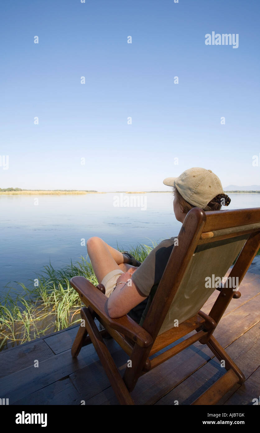 Donna matura godendo la vista del fiume Zambesi Foto Stock