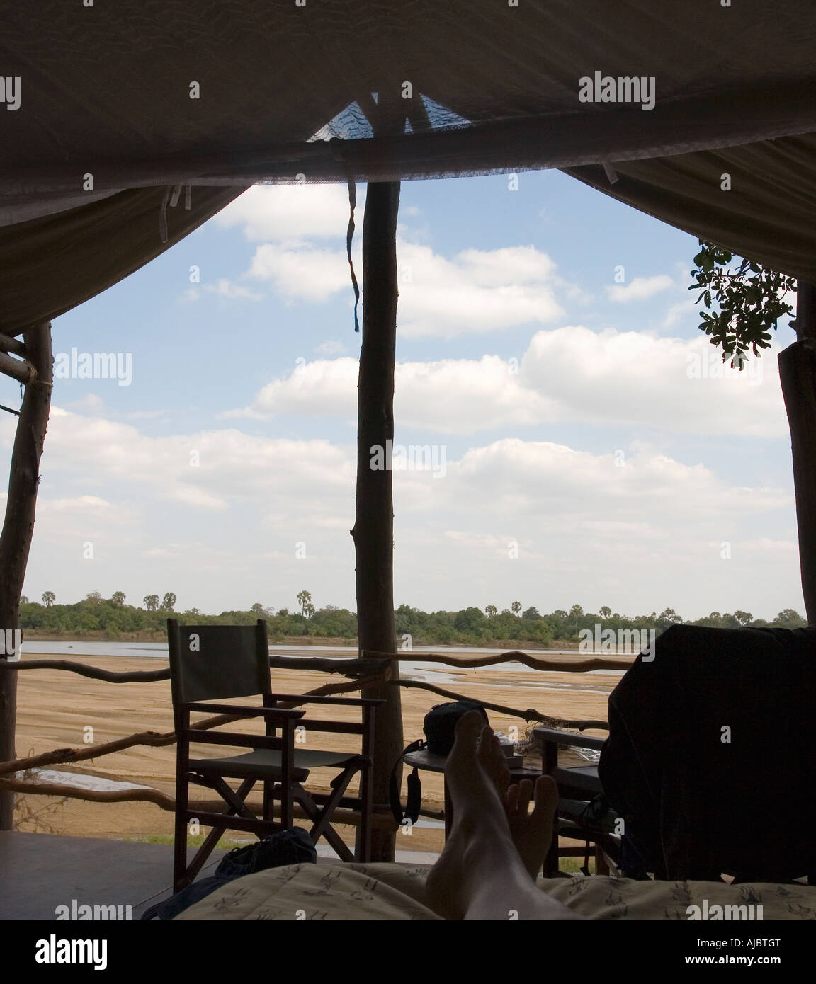 Vista del Luangwa Riverbed dal Lodge Accommodation Foto Stock