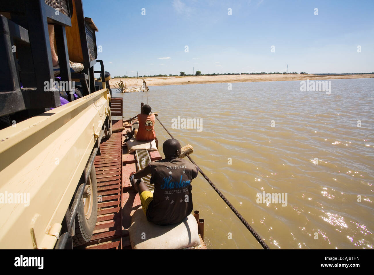 Pontoon attraversando il fiume Luangwe Foto Stock