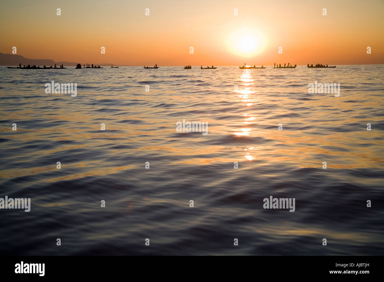 Locali i pescatori dello Zambia in "Plank " Barche al tramonto Foto Stock