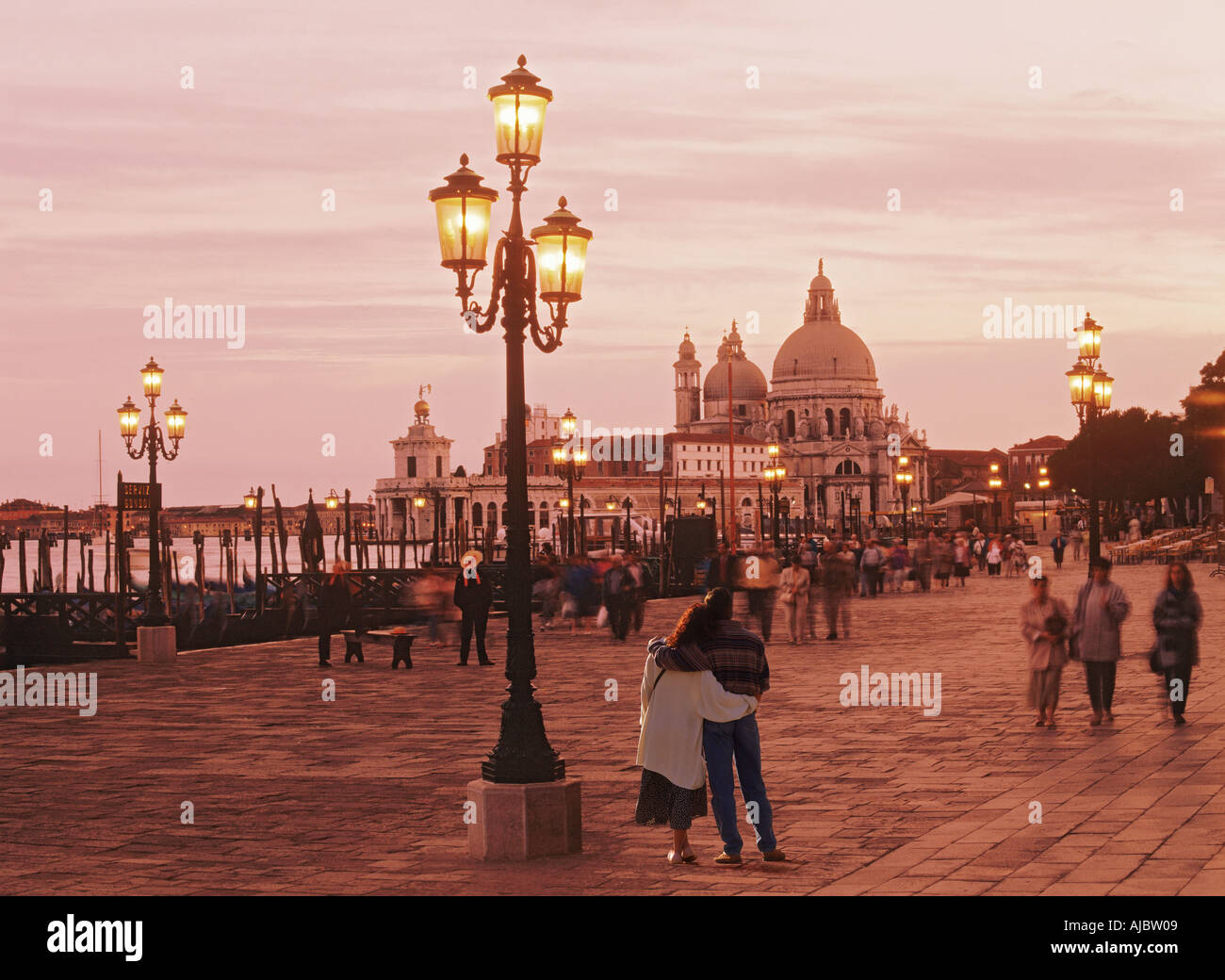 Giovane abbracciando sul lungomare nei pressi di Piazza San Marco o Piazza San Marco al tramonto a Venezia Italia Foto Stock