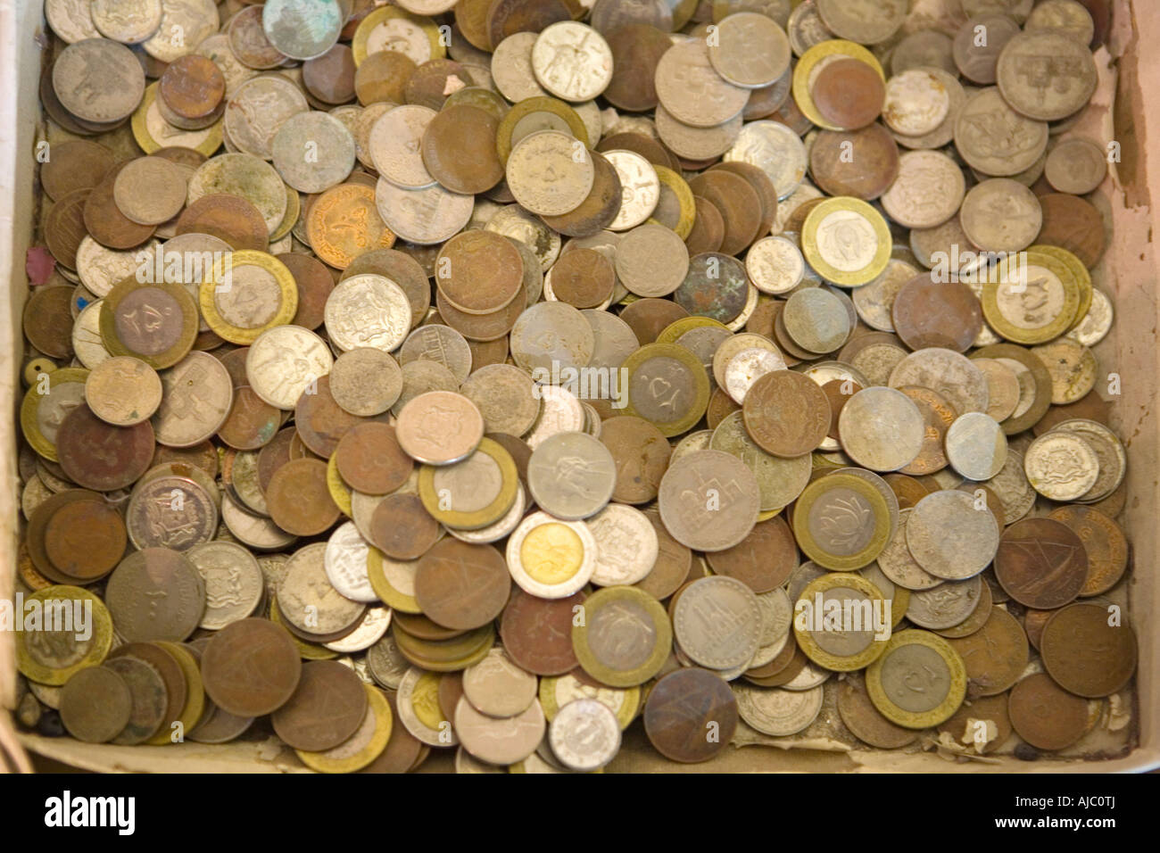 Piena vista del telaio di monete assortiti Foto Stock