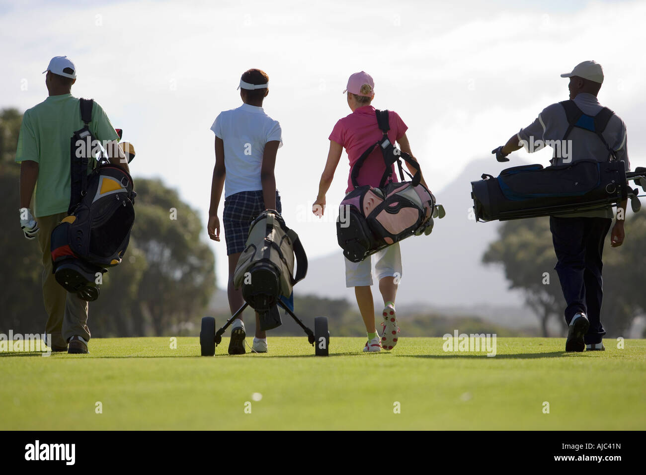 Vista posteriore di golfisti su Fairway Foto Stock