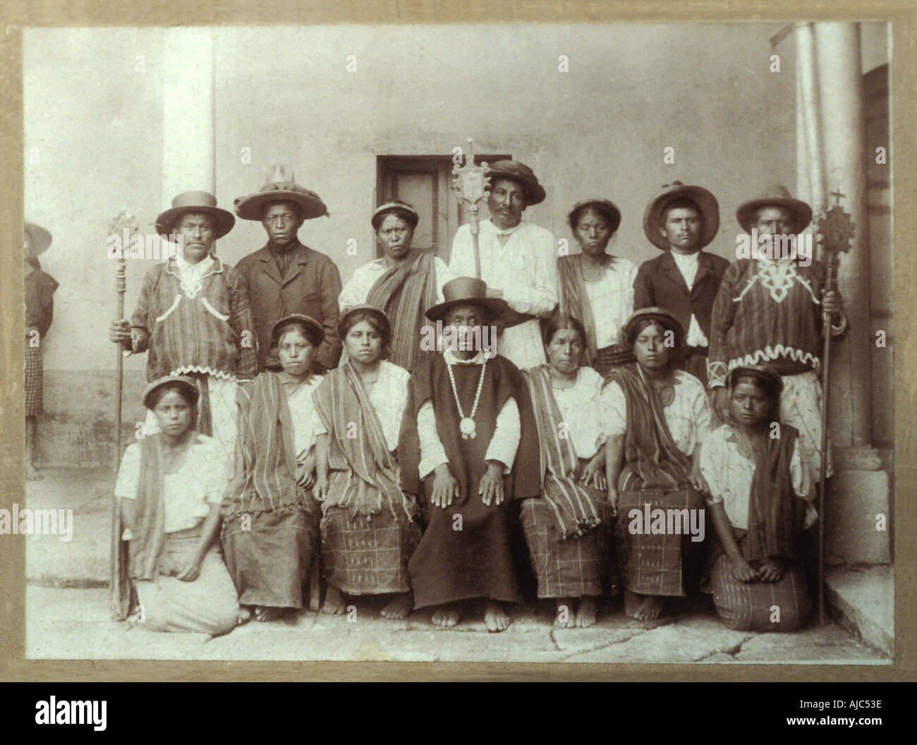 Vintage foto c1910 1915 raffigurante un gruppo di Tzutujil Maya in costume tradizionale Santiago Atitlan Guatemala Foto Stock