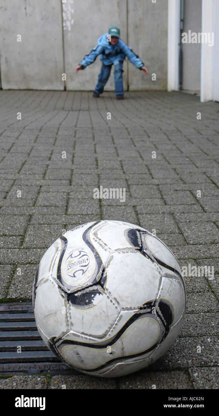 Calcio da strada, palla e portiere, Germania Foto Stock