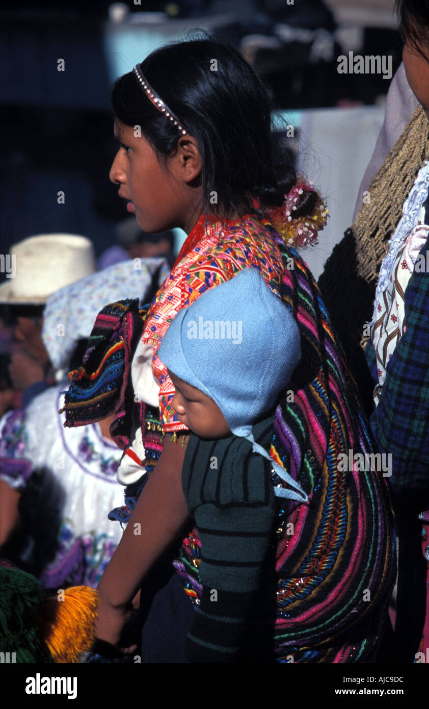 La ragazza da Nahuala bambino portando il fratello dalla sua anca San Francisco el alto mercato il più grande mercato all'aperto in Guatemala Foto Stock