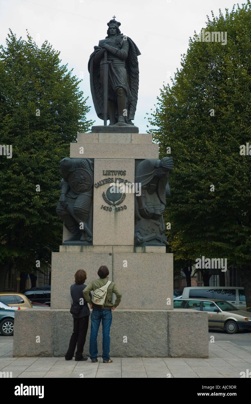 Lietuvos galybes kurejui statua centrale di Kaunas Lituania Foto Stock