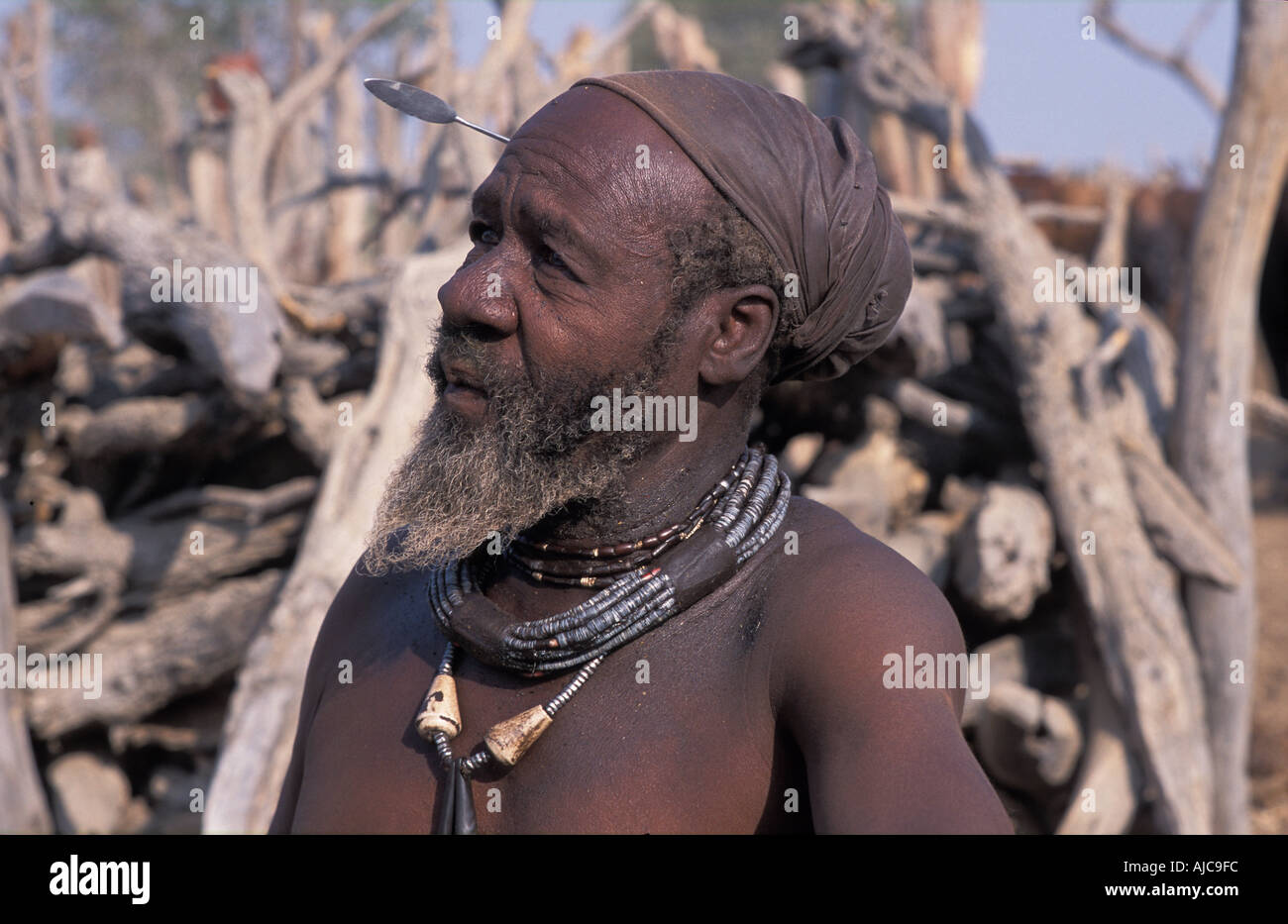 Capo Himba Kaokoveld aree tribali a nord ovest di Opuwo Namibia Foto Stock
