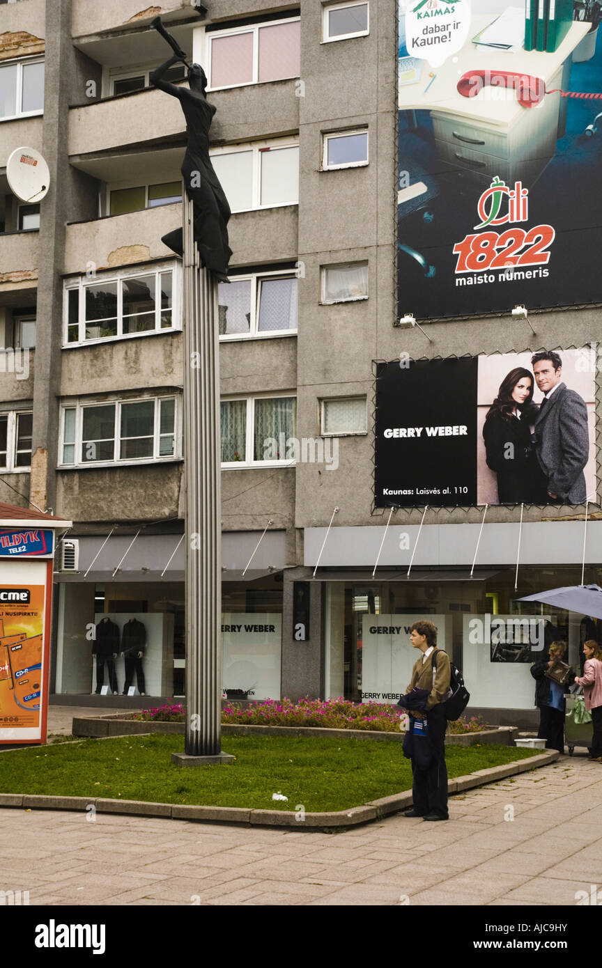 Scena di strada Laisves Aleja central Kaunas Lituania UE Foto Stock