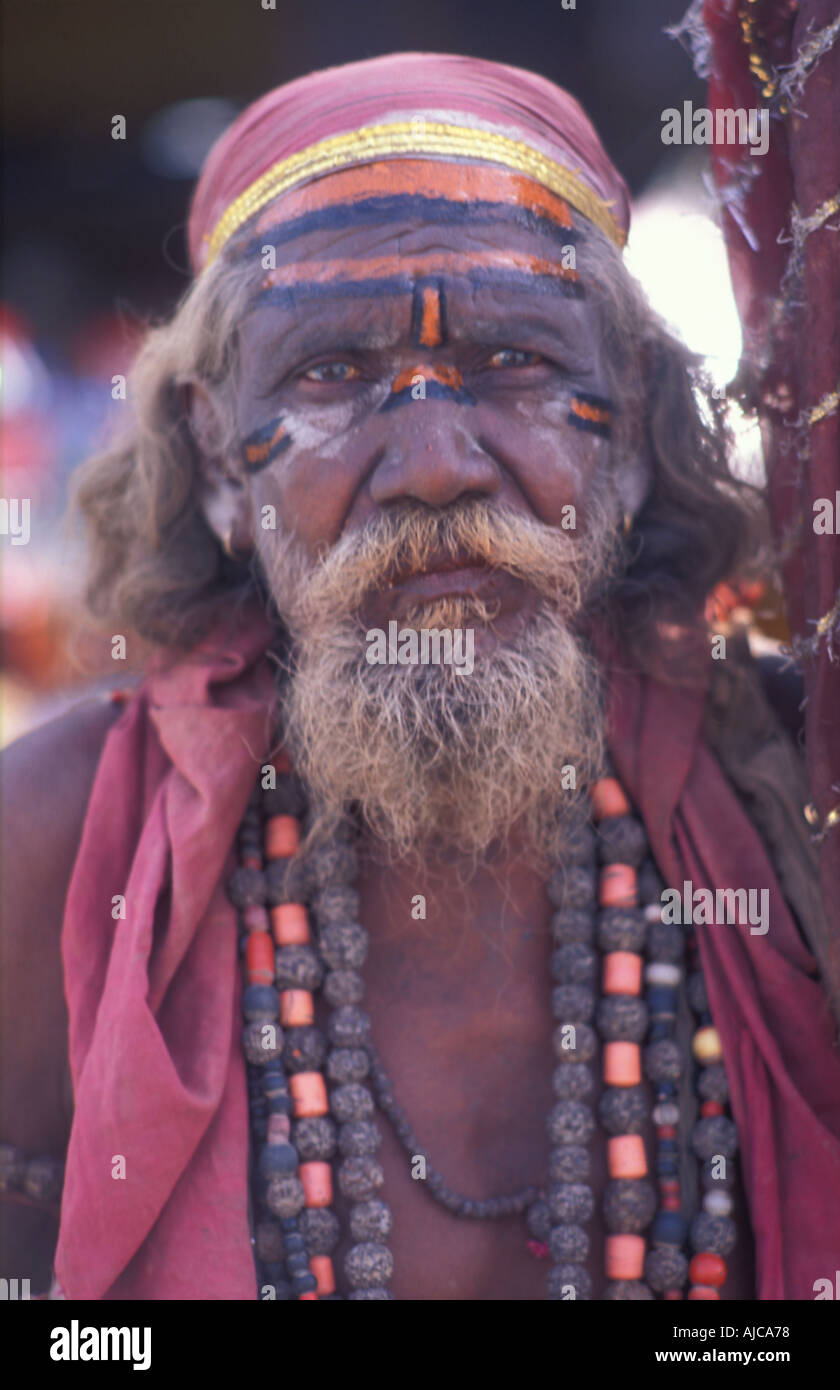 Indian santo uomo sadhu con faccia dipinta al di fuori di Agra s Red Fort India Foto Stock