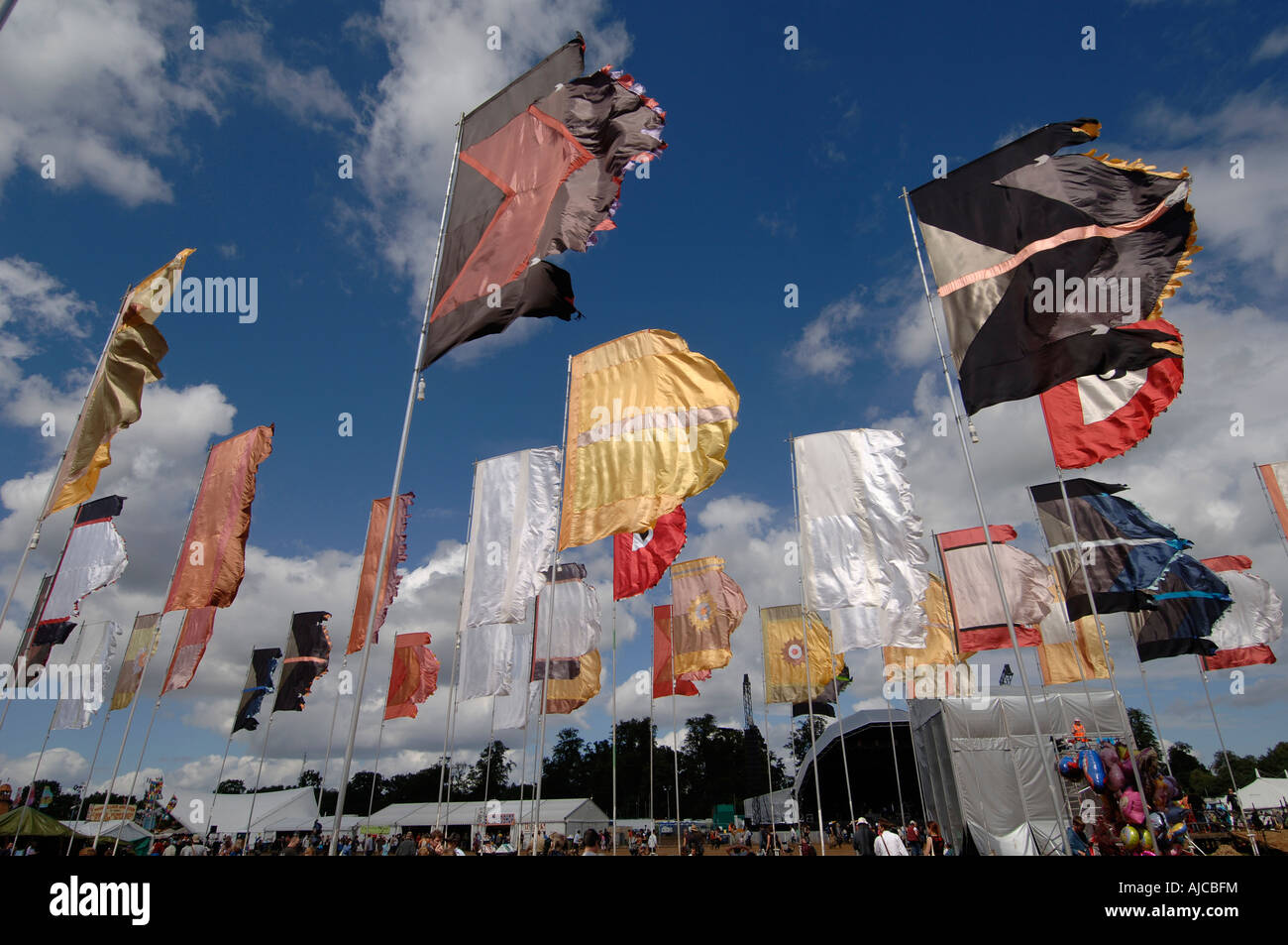 Bandiere di volare a WOMAD world music festival che si verifica ogni anno nel Regno Unito come altrove, Foto Stock