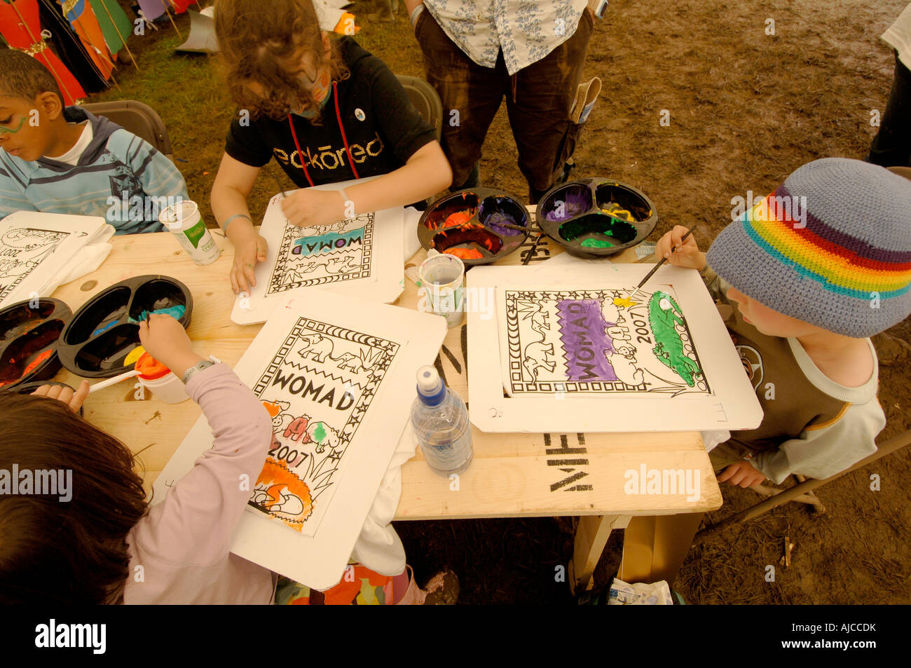 I bambini in un duro lavoro in arte tenda al Womad Festival - world music festival che si verifica ogni anno nel Wiltshire Foto Stock