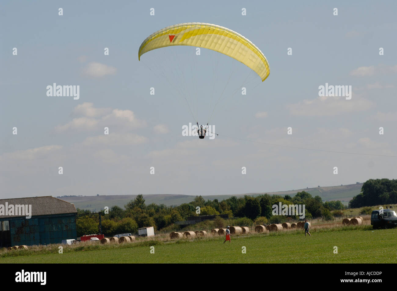 Un parapendio va oltre il Downs vicino a Swindon Foto Stock