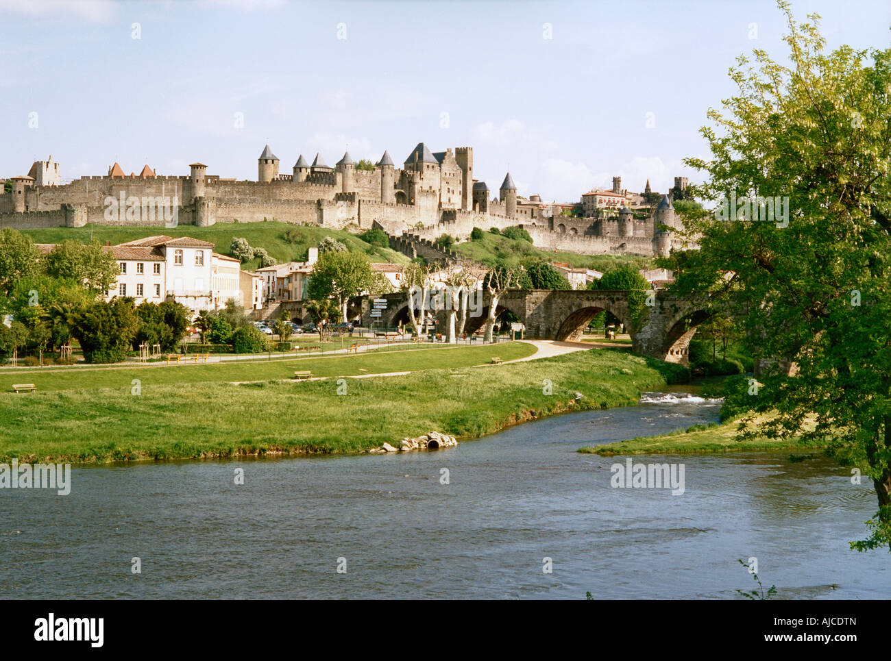 La città fortificata di Carcassonne con Pont Vieux Foto Stock