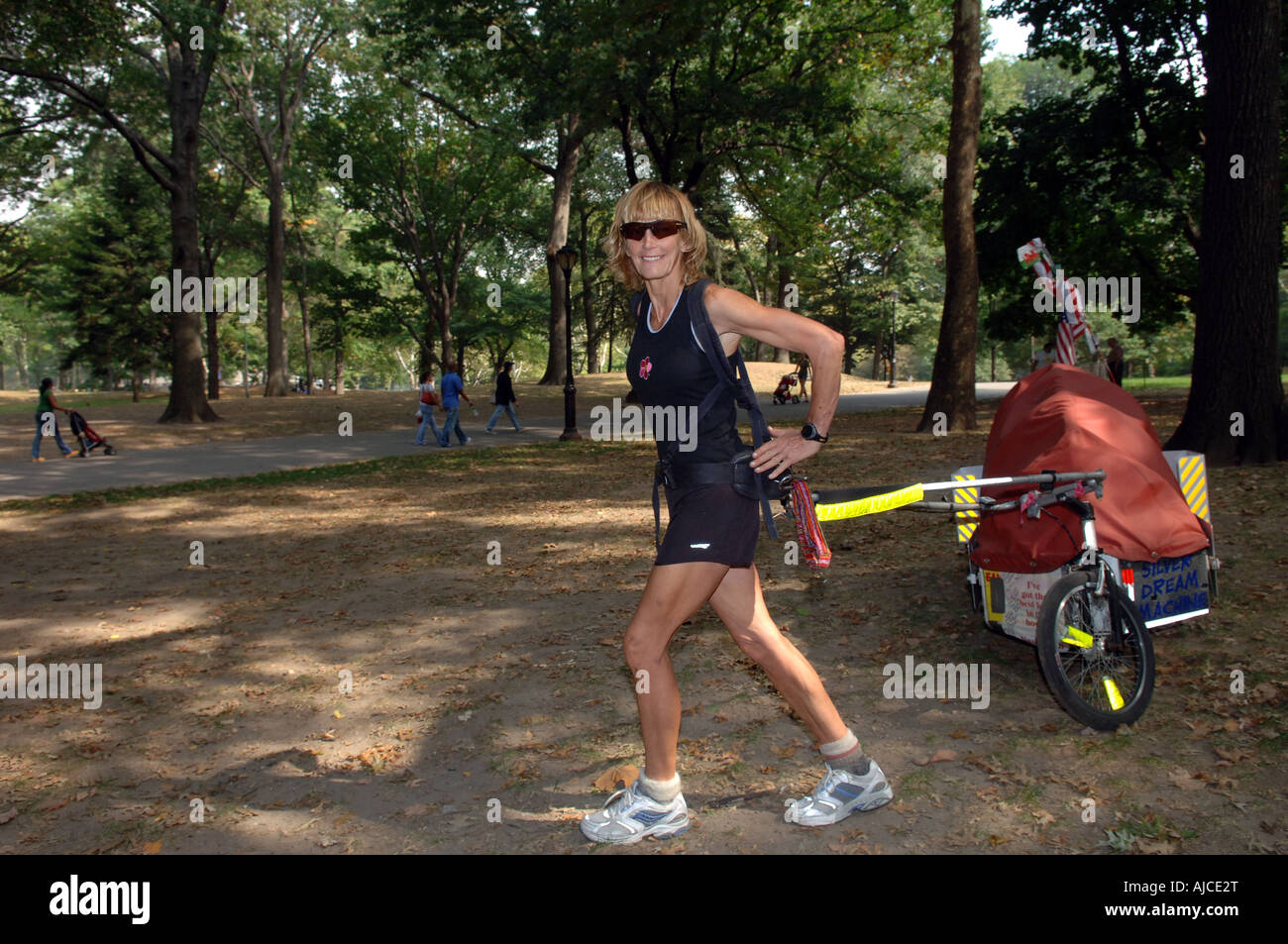 Rosie Swale a Central Park Swale è in funzione in tutto il mondo per raccogliere fondi per diverse associazioni di beneficenza Foto Stock