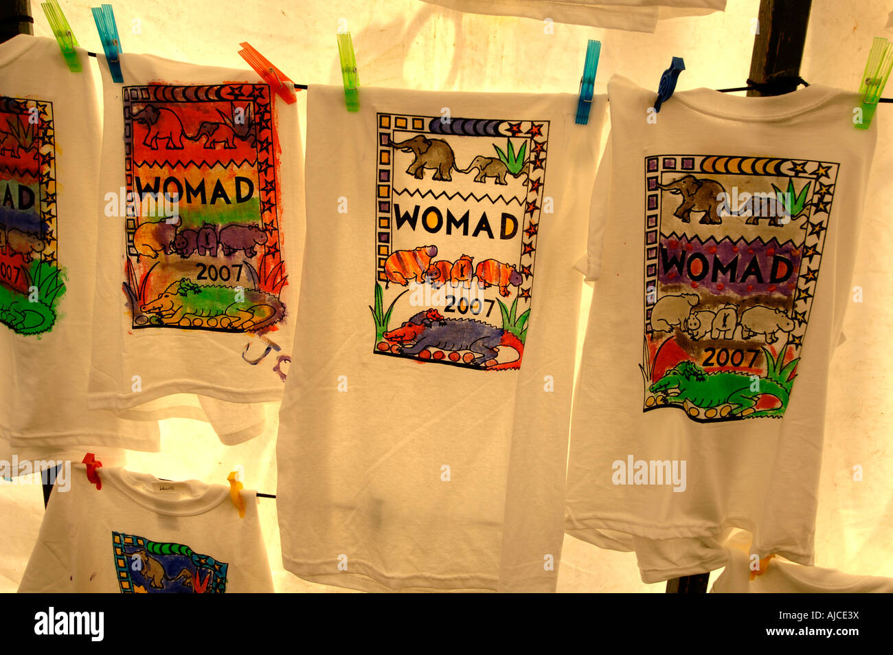T shirt appendere ad asciugare nell'arte tenda al WOMAD world music festival che accade ogni anno nel Regno Unito Foto Stock