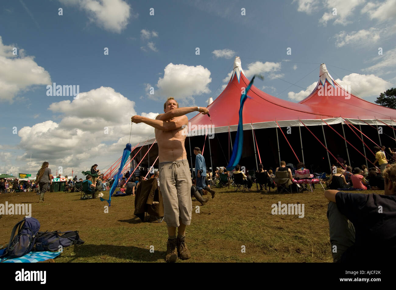 Dopo la pioggia il sole esce a WOMAD 2007 così la gente può ballare e godere della musica del mondo Foto Stock