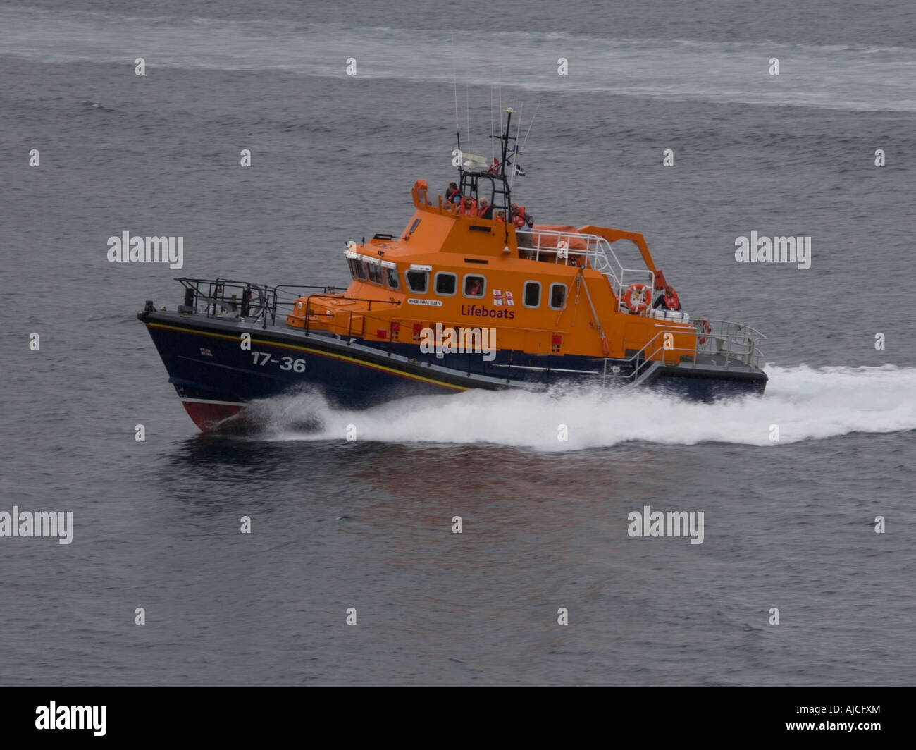 Scialuppa di salvataggio rnli ivan ellen numero 17 36 di pattuglia fuori dalla costa della Cornovaglia Foto Stock