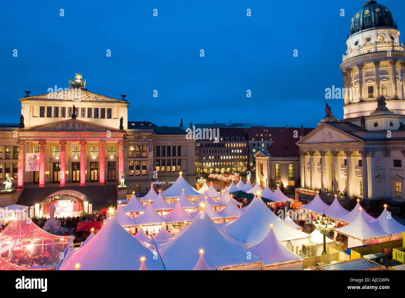 EU DE Germania capitale Berlino il famoso Mercatino di Natale sulla Gendarmenmarkt con la Schauspielhaus di cattedrale francese Foto Stock