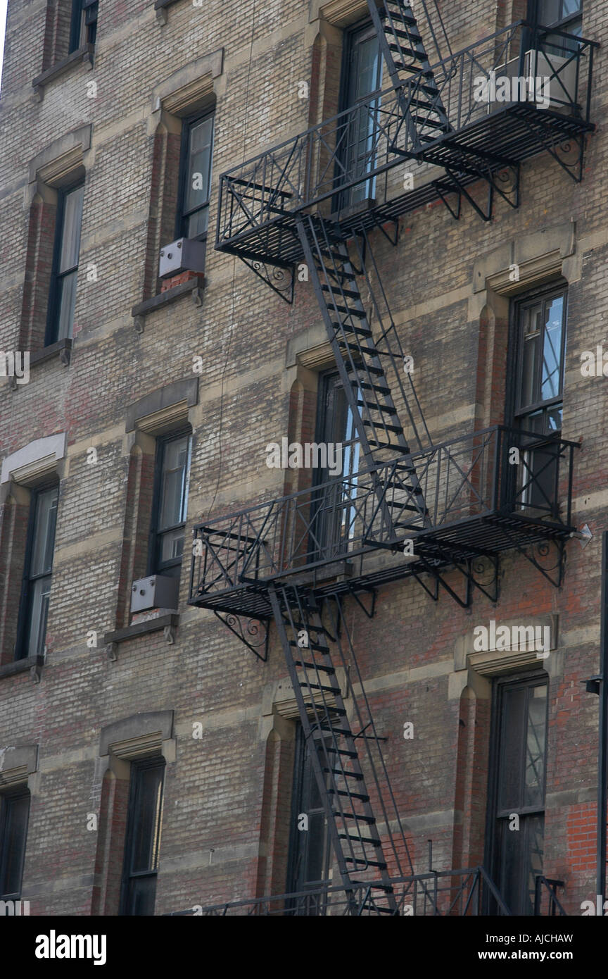 Via di fuga in caso di incendi sul lato di un appartamento di New York il blocco Foto Stock