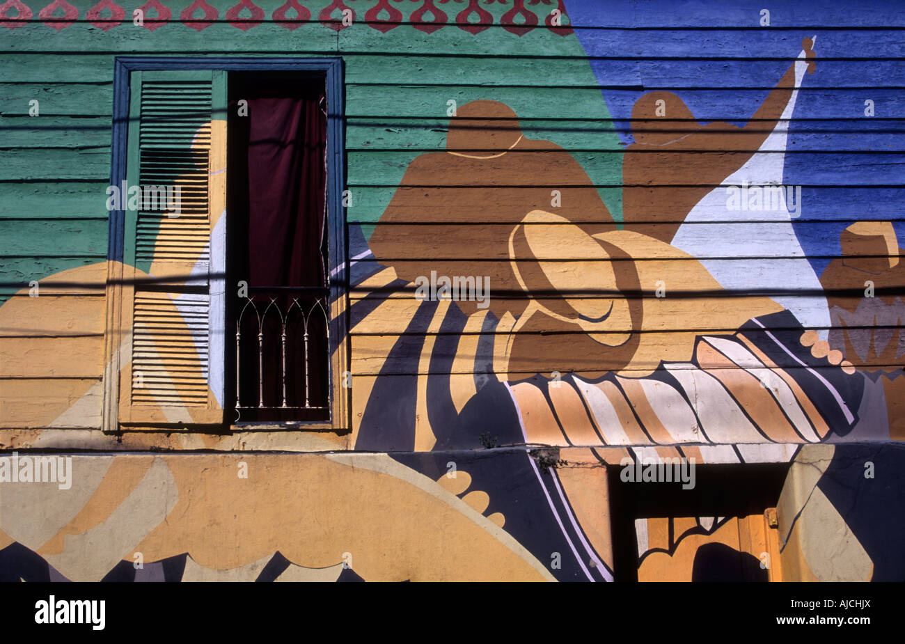Murale a tema Tango su parete di tipica casa in legno, la Boca, Buenos Aires, Argentina Foto Stock