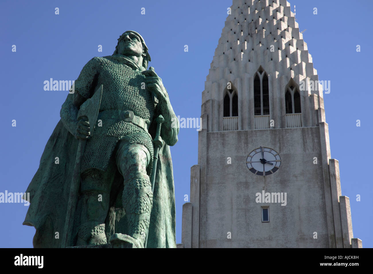 Hallgrimskirkja la chiesa principale di Reykjavik e il principale punto di riferimento della città con la statua di Leif Erikson Reykjavik Capitale dell Islanda Foto Stock
