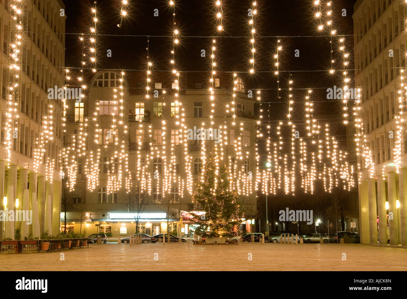 DE DEU Bundesrepublik Deutschland Hauptstadt Berlin Il Walter Benjamin Platz a tempo di Natale senza i diritti di terze parti disponibili Foto Stock