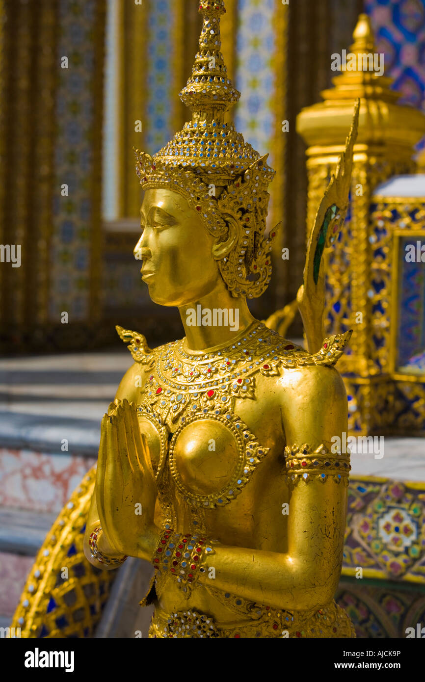 Kinnaree metà umano metà uccello mitologico fiigure di fronte al Prasat Phra Debidorn Grand Palace complesso Foto Stock