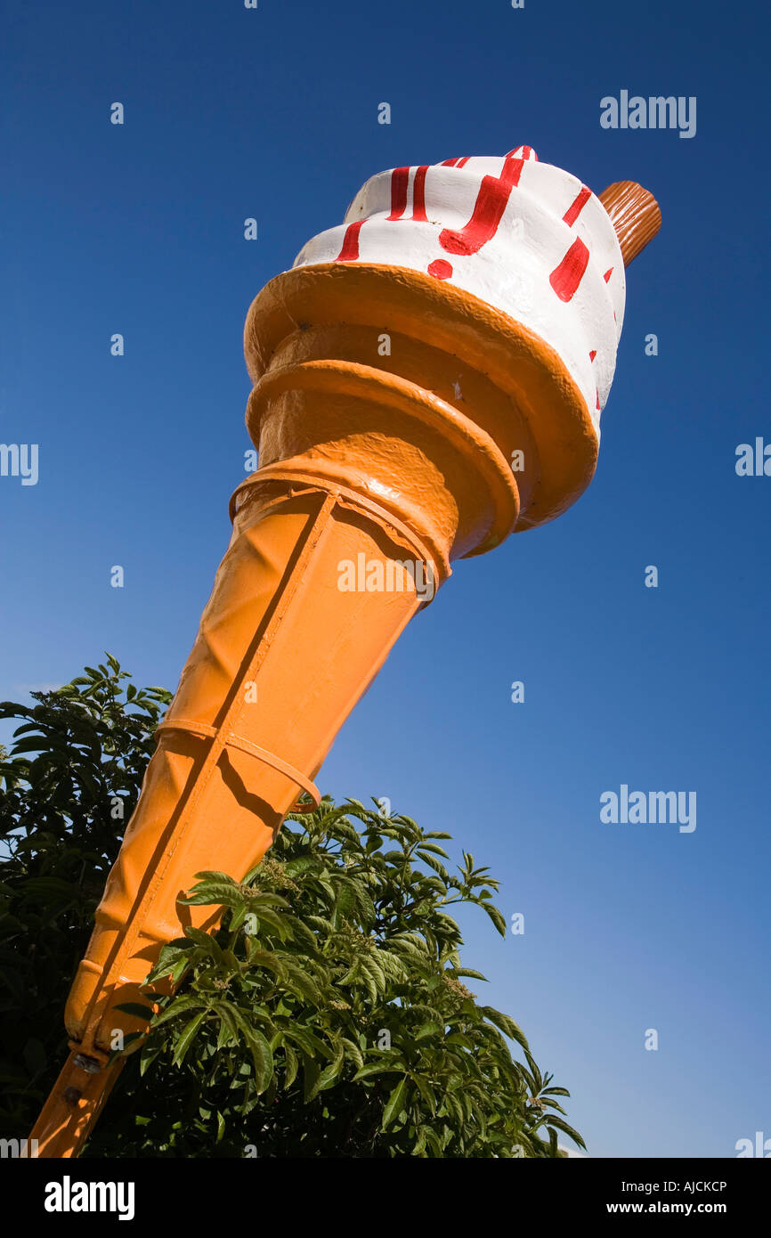 Regno Unito Irlanda del Nord la contea di Down Ardglass gigantesco cono gelato Pubblicità shop turistico Foto Stock