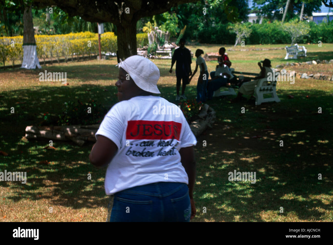 Scarborough Tobago Trinidad Botanical Gardens donna che indossa una T-shirt con lo slogan "Jesus CAN Heal a broken Heart" (Gesù può guarire un cuore spezzato) Foto Stock