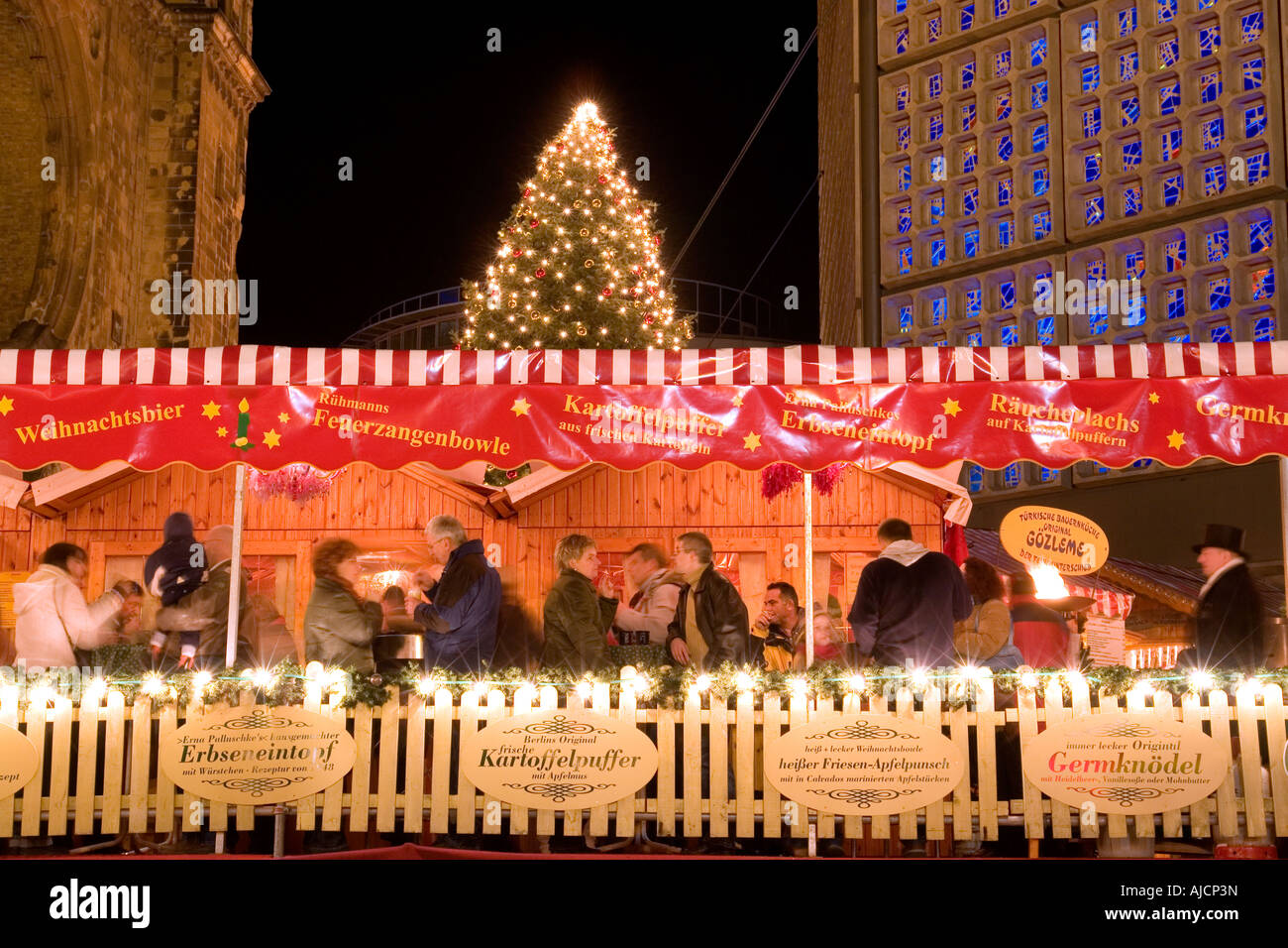 DE DEU Germania capitale Berlino Mercatini di Natale presso la Breitscheidplatz e la Kaiser Wilhelm Gedaechtniskirche nessun terzo r Foto Stock