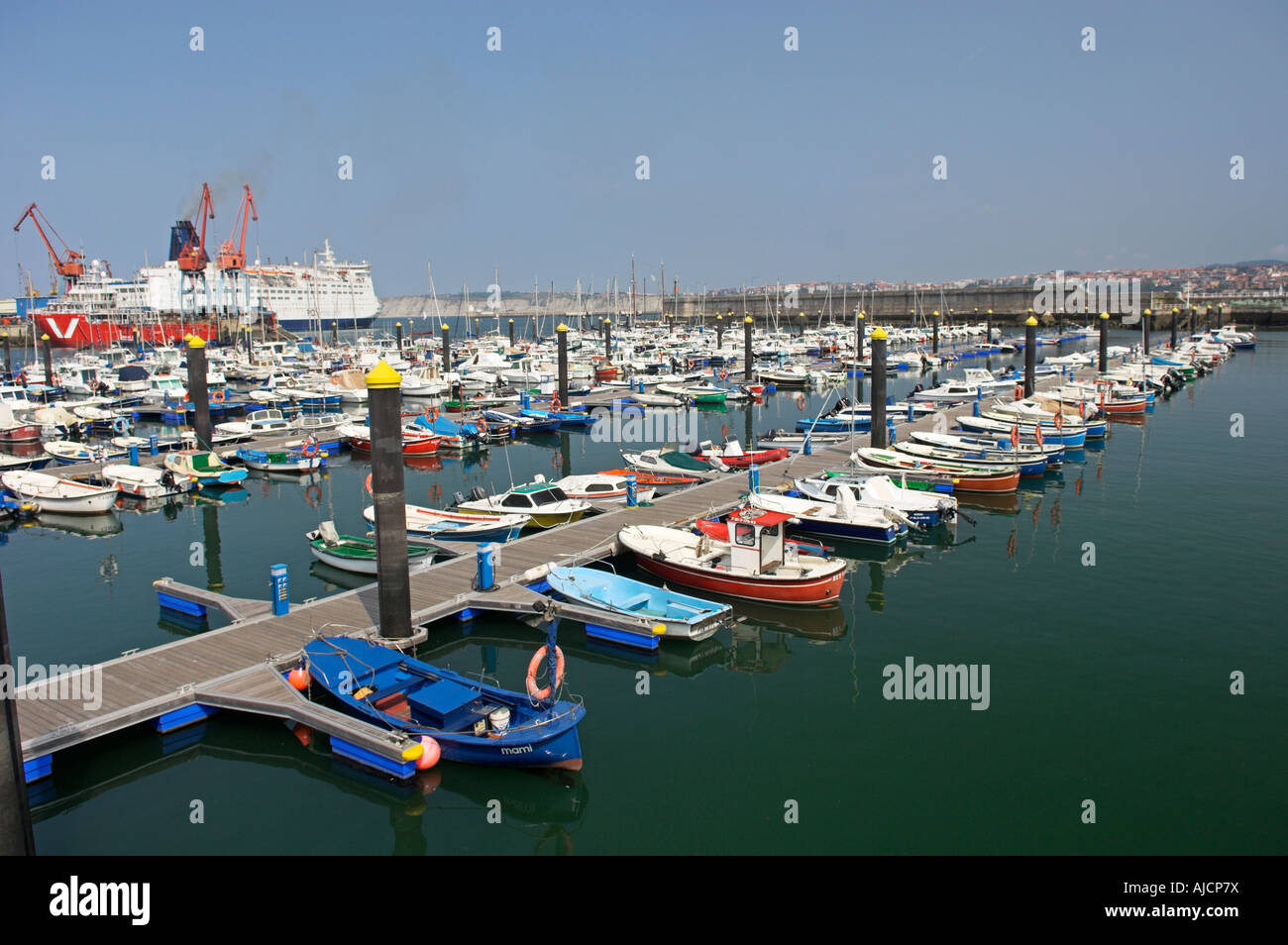 Porto ormeggio piccole imbarcazioni Santurtzi Spagna Foto Stock