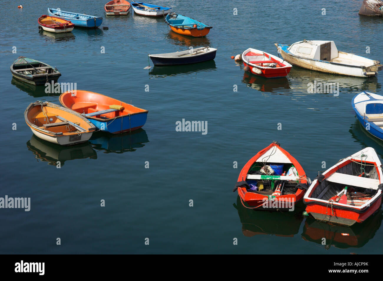 Piccole imbarcazioni ormeggiate in porto a Santurtzi Spagna Foto Stock