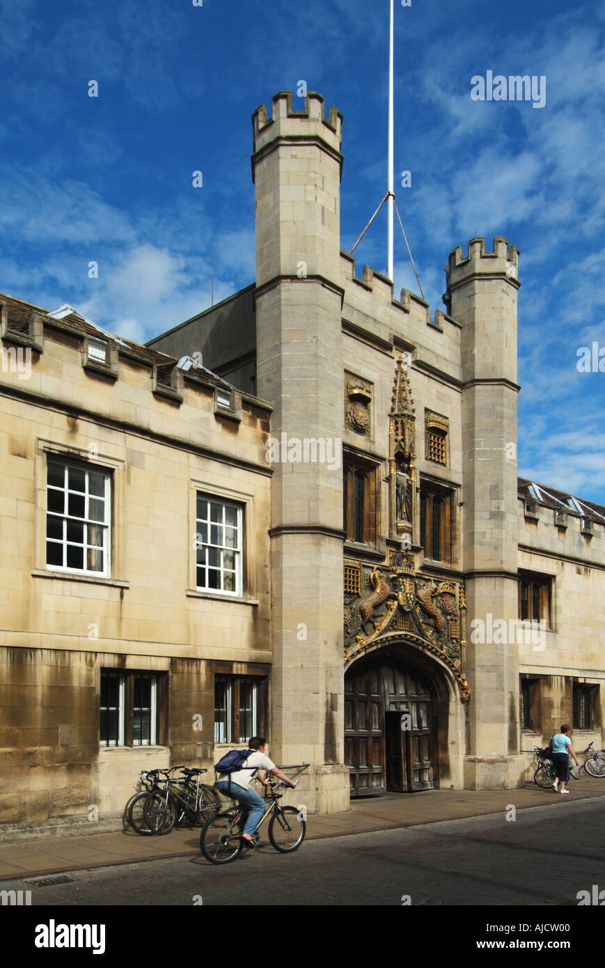 Ingresso del Christ's College Great Gate facciata in pietra del XVIII secolo in St Andrew's Street, parte dell'Università di Cambridge Cambridgeshire, Inghilterra, Regno Unito Foto Stock