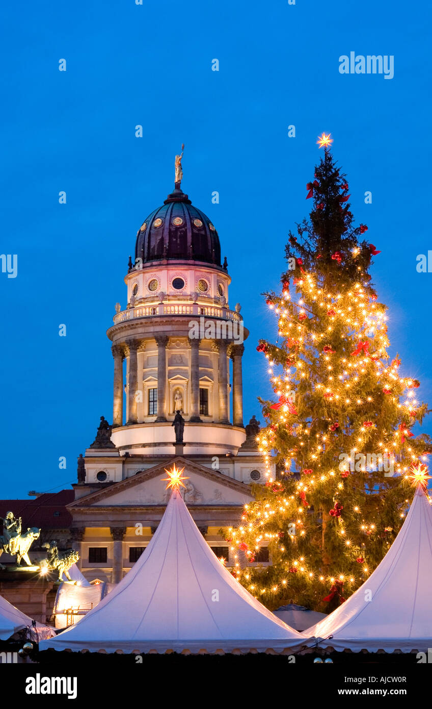 EU DE Germania capitale Berlino il famoso Mercatino di Natale sulla Gendarmenmarkt con l'albero di Natale e il francese Cath Foto Stock