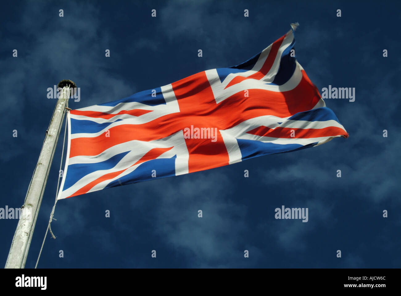 Bandiera dell'Unione a tratto pieno in pole in forte vento fast velocità otturatore poco movimento Foto Stock