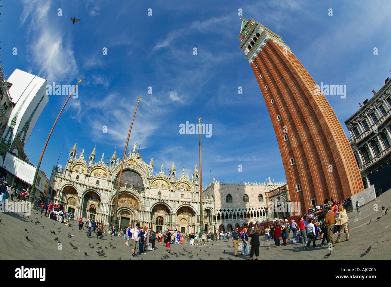 Tourist raccogliere su Piazza San Marco vicino alla Basilica di San Marco e Campanile a Venezia Italia Foto Stock