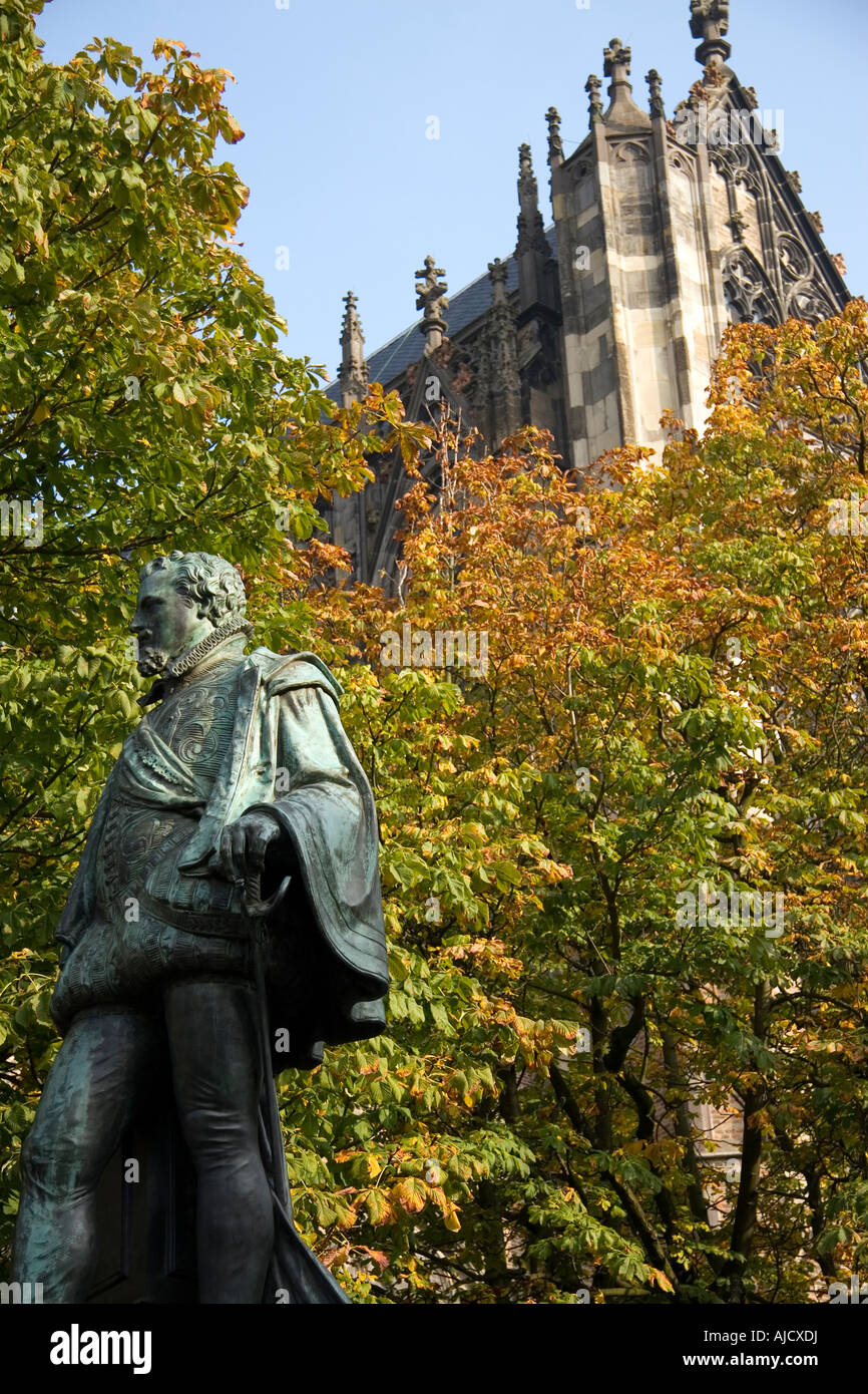 Scultura di Jan van Nassau davanti alla chiesa del duomo di Utrecht, Paesi Bassi Foto Stock