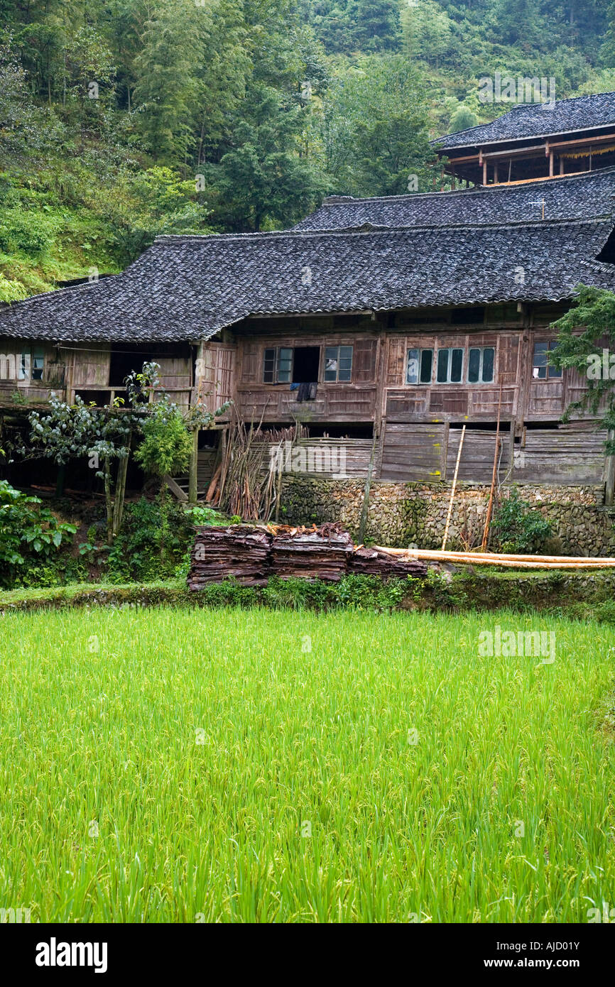 Yao in legno case in campagna cinese Foto Stock