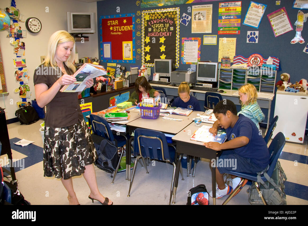 Insegnante e quarta classe di studenti in una classe in una scuola pubblica in Tampa Florida Foto Stock