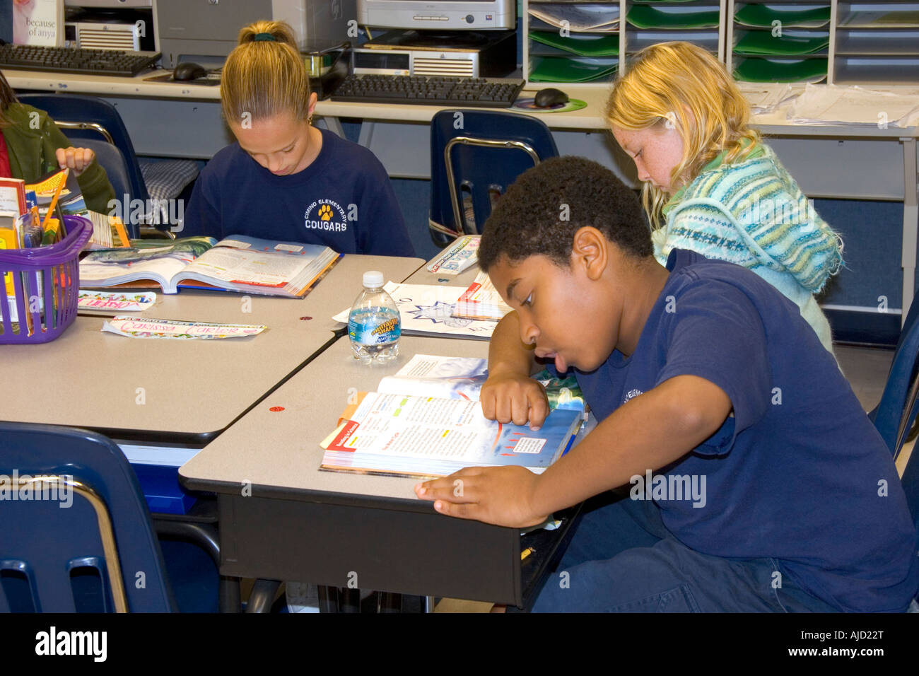 Quarto grado agli studenti di leggere i libri di testo in una classe in una scuola pubblica in Tampa Florida Foto Stock