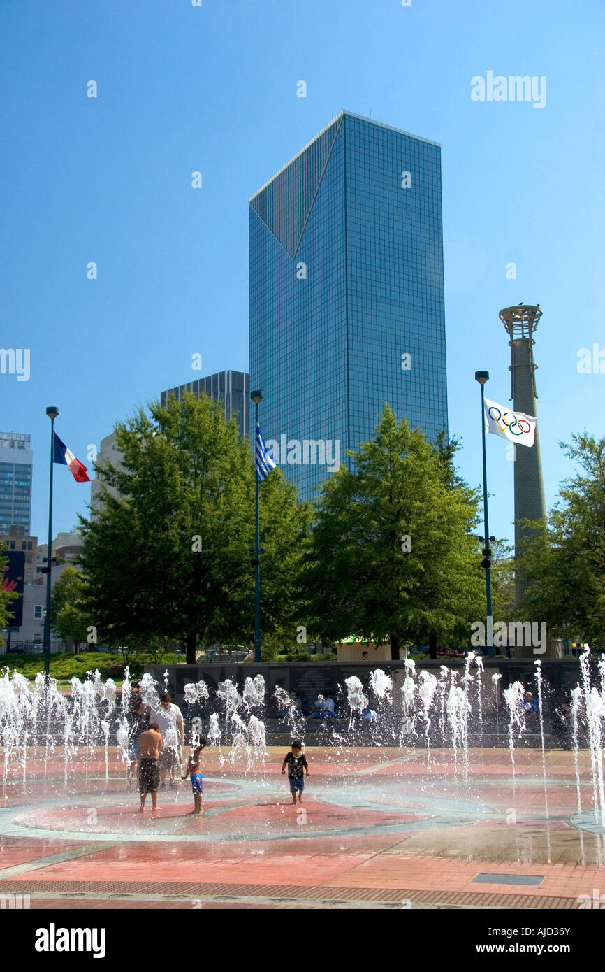 La gente si bagna nella fontana di anelli in Centennial Olympic Park Atlanta in Georgia Foto Stock